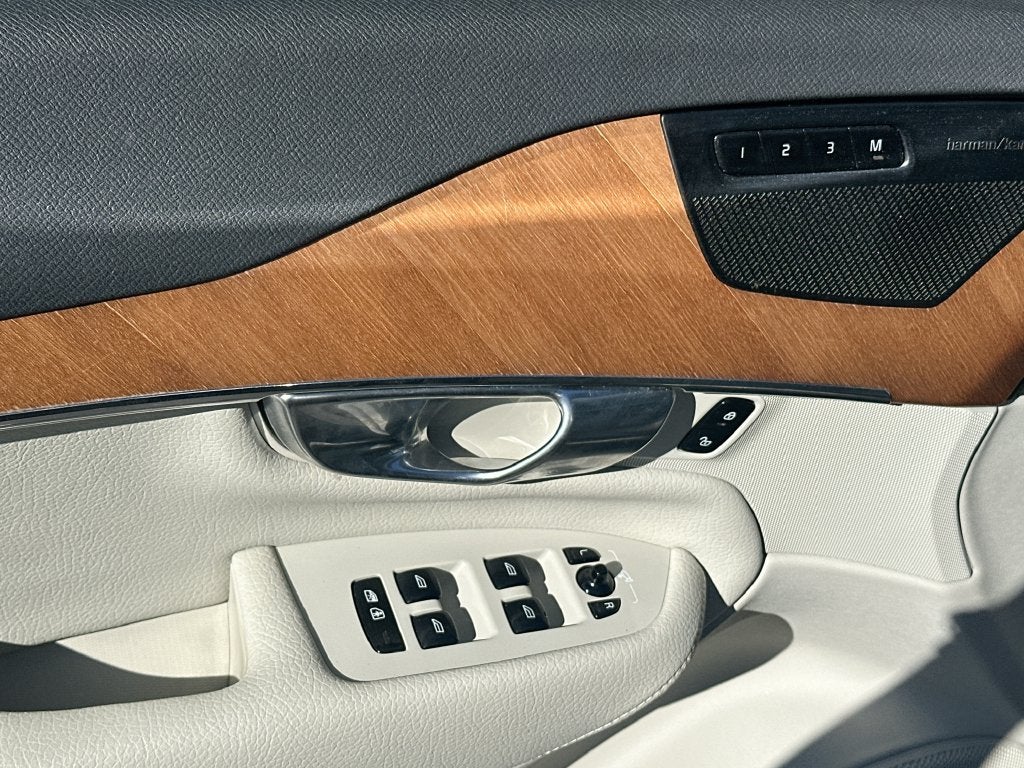2022 Volvo XC90 T6 Momentum