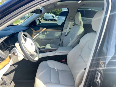 2022 Volvo XC90 T6 Momentum