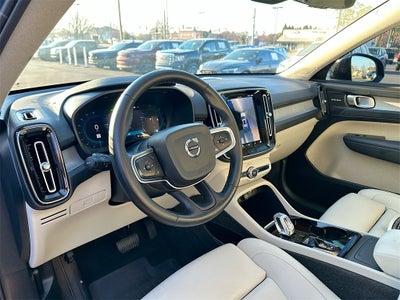 2025 Volvo XC40 B5 Ultra Dark Theme