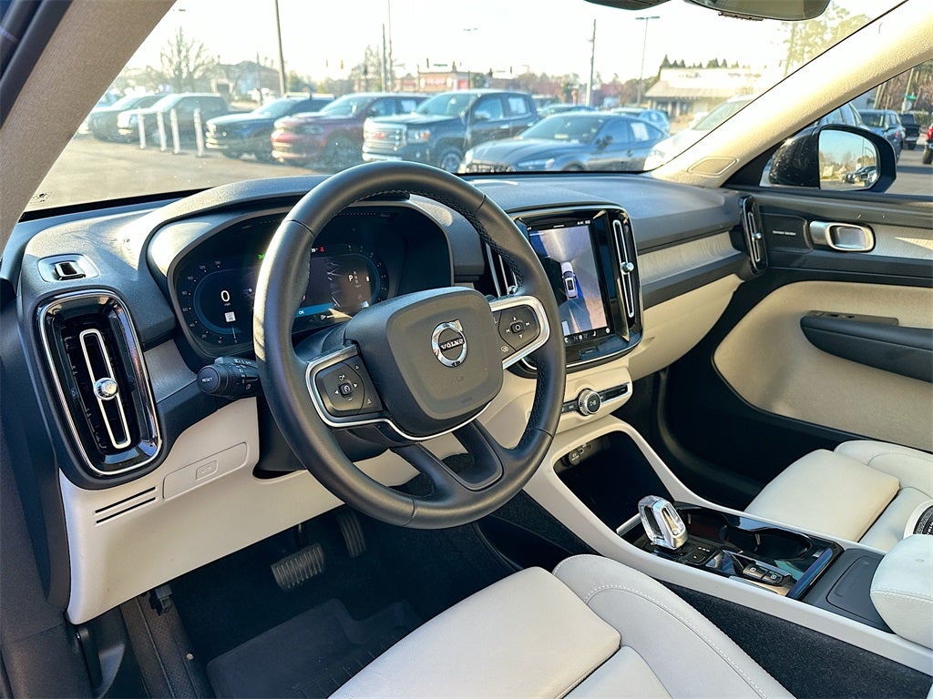 2025 Volvo XC40 B5 Ultra Dark Theme