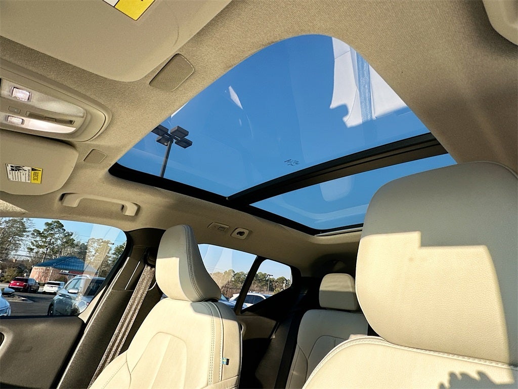 2025 Volvo XC40 B5 Ultra Dark Theme