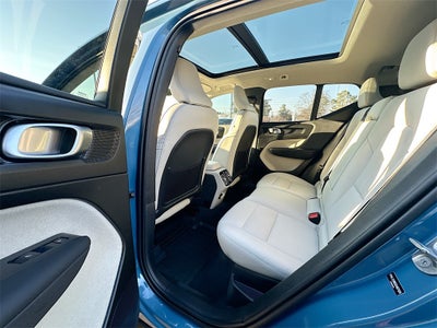 2025 Volvo XC40 B5 Ultra Dark Theme