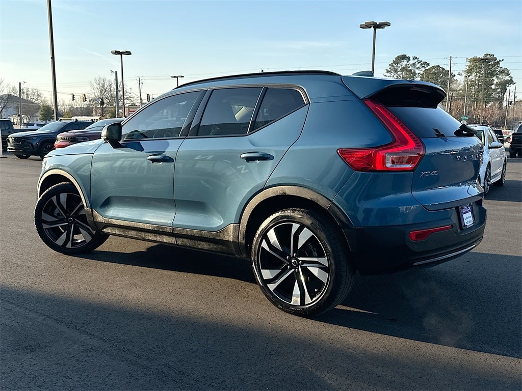 2025 Volvo XC40 B5 Ultra Dark Theme