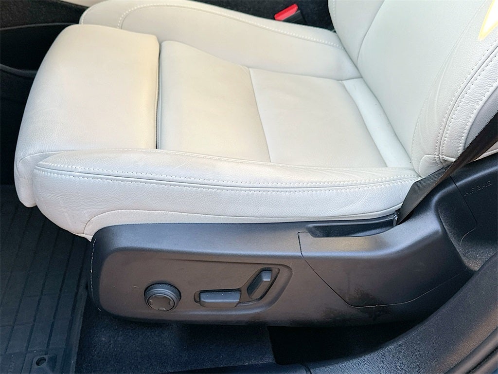 2025 Volvo XC40 B5 Ultra Dark Theme