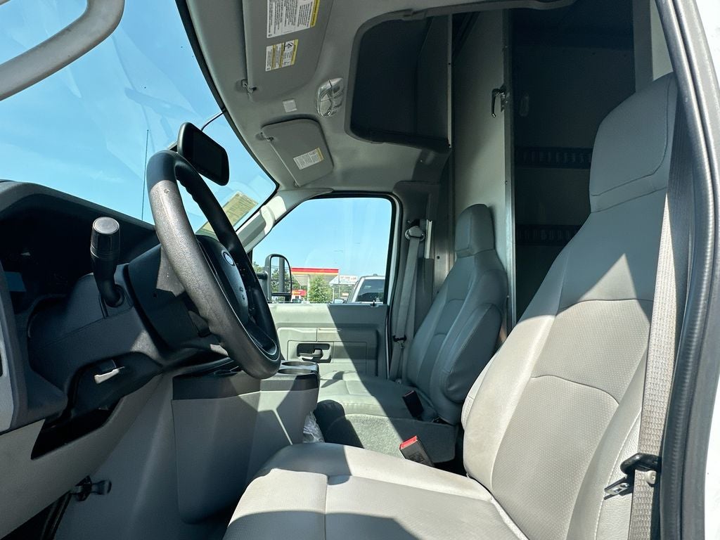 2022 Ford E-450SD Base