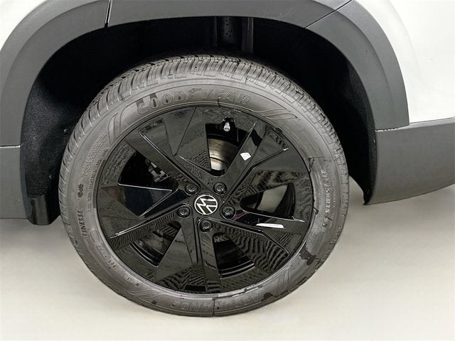 2025 Volkswagen Taos SE Black