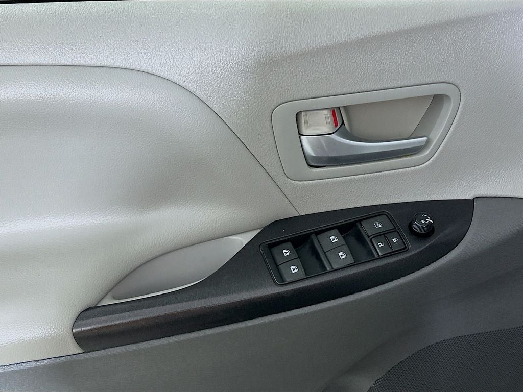 2015 Toyota Sienna LE 8 Passenger