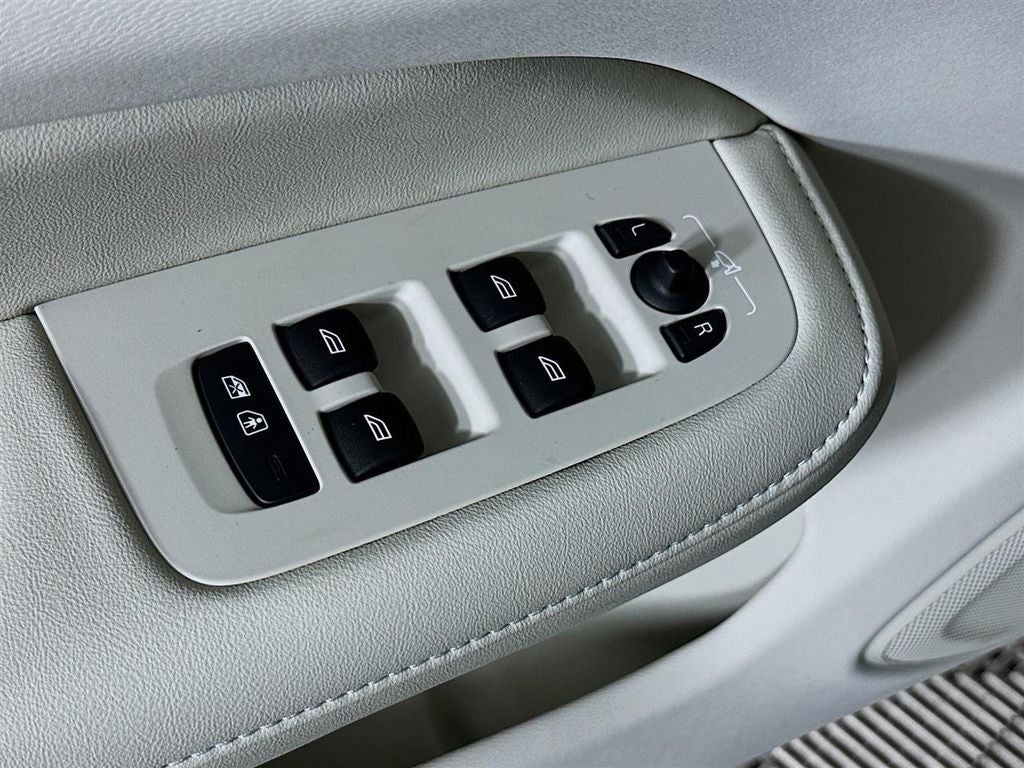 2024 Volvo S60 B5 Plus Dark Theme