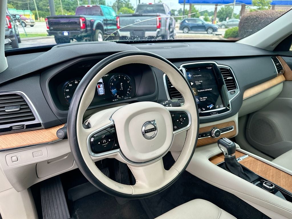 2022 Volvo XC90 T6 Momentum