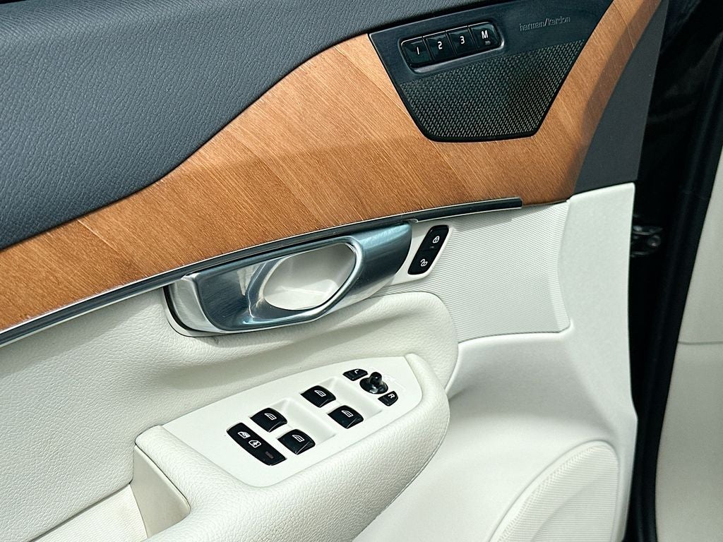 2022 Volvo XC90 T6 Momentum