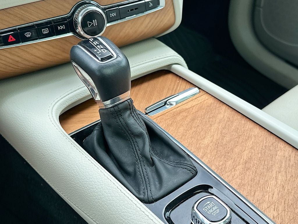 2022 Volvo XC90 T6 Momentum