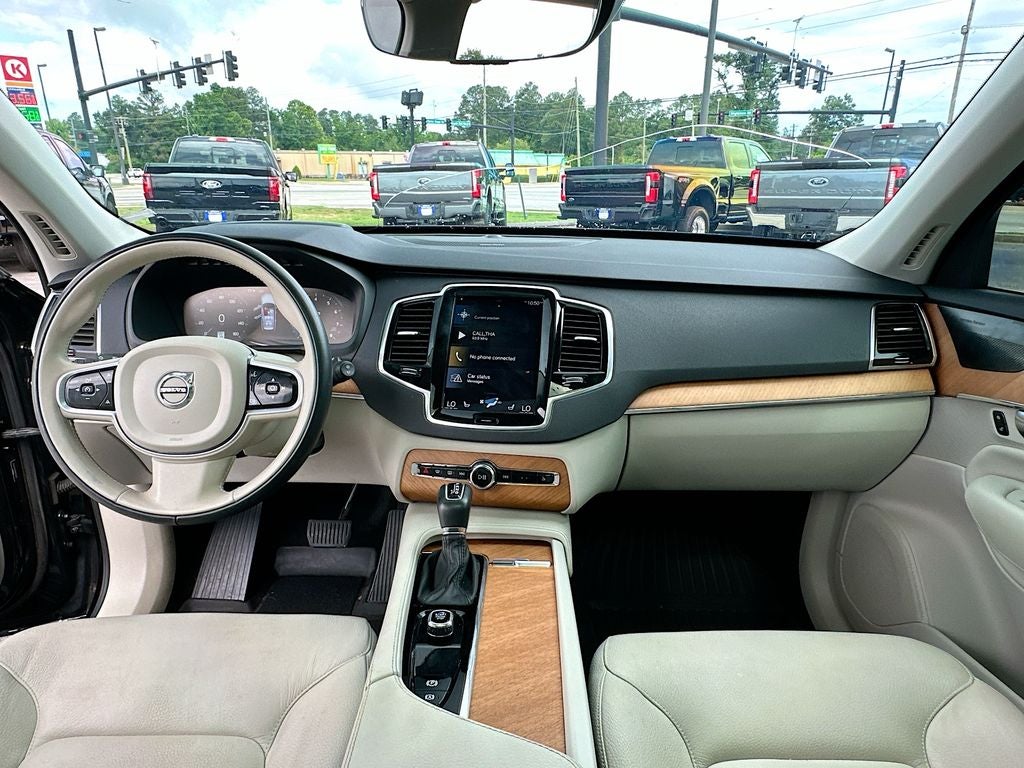 2022 Volvo XC90 T6 Momentum