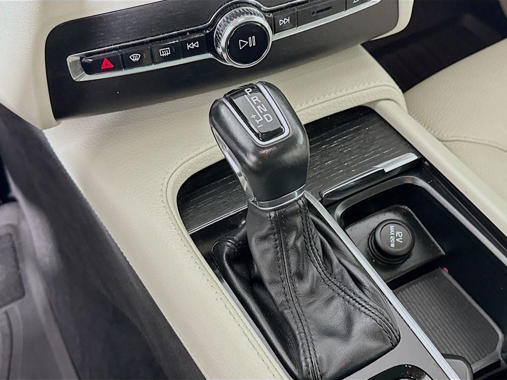 2020 Volvo XC90 T6 Momentum