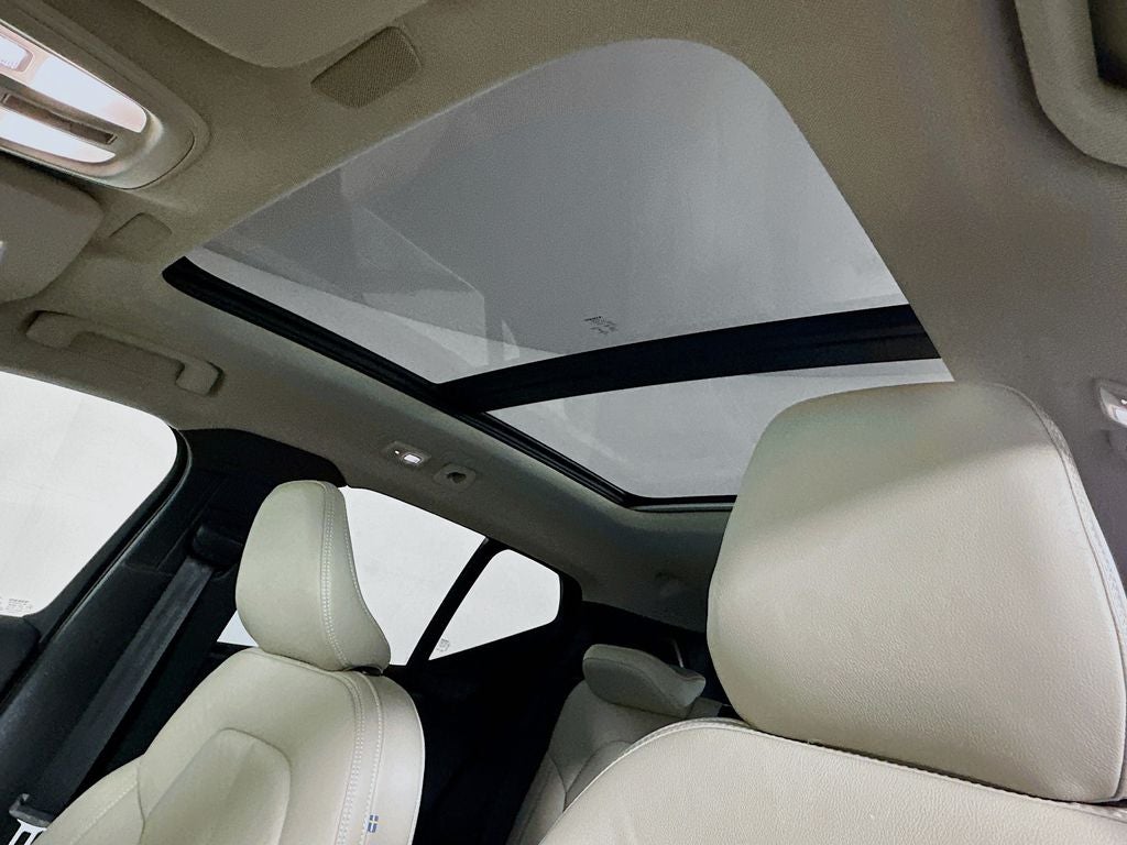 2023 Volvo XC40 B4 Plus Bright Theme