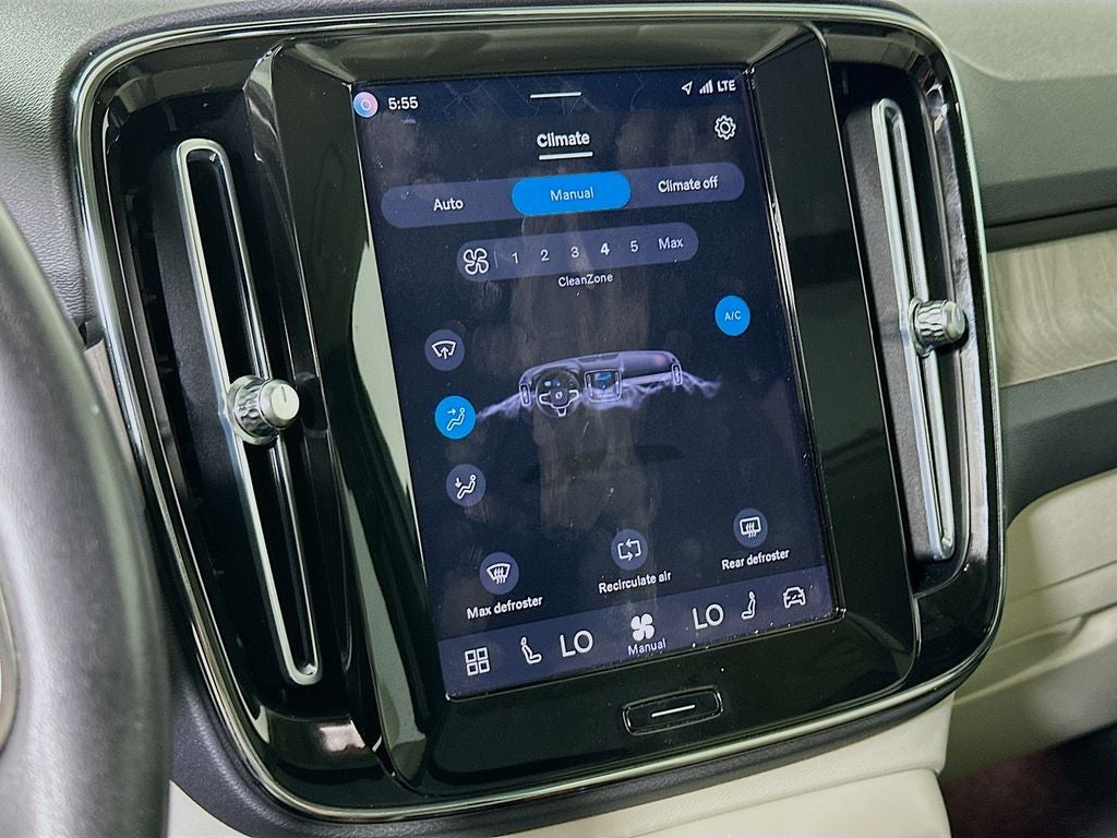 2023 Volvo XC40 B4 Plus Bright Theme