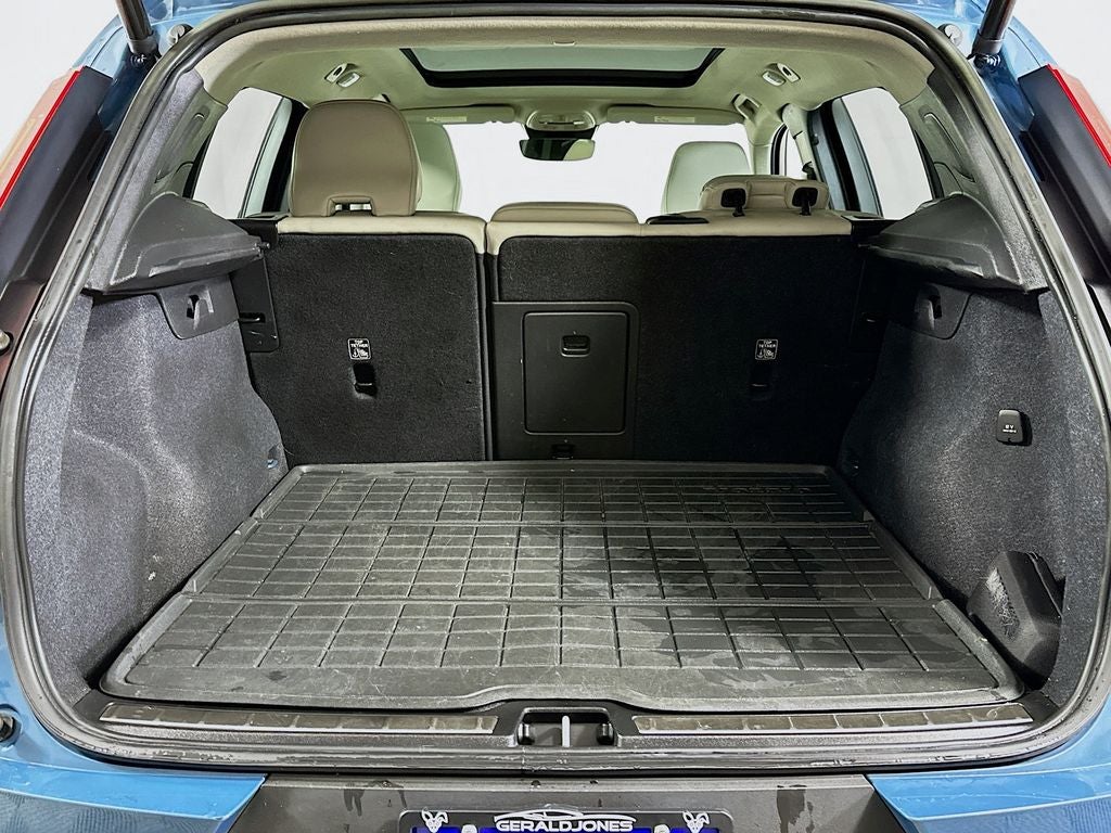 2023 Volvo XC40 B4 Plus Bright Theme