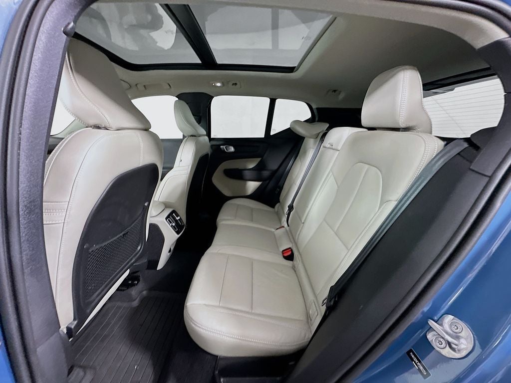 2023 Volvo XC40 B4 Plus Bright Theme