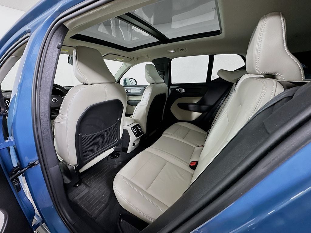 2023 Volvo XC40 B4 Plus Bright Theme