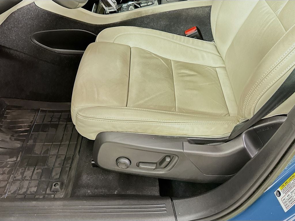 2023 Volvo XC40 B4 Plus Bright Theme