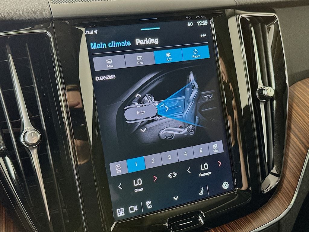 2024 Volvo XC60 B5 Plus Dark Theme