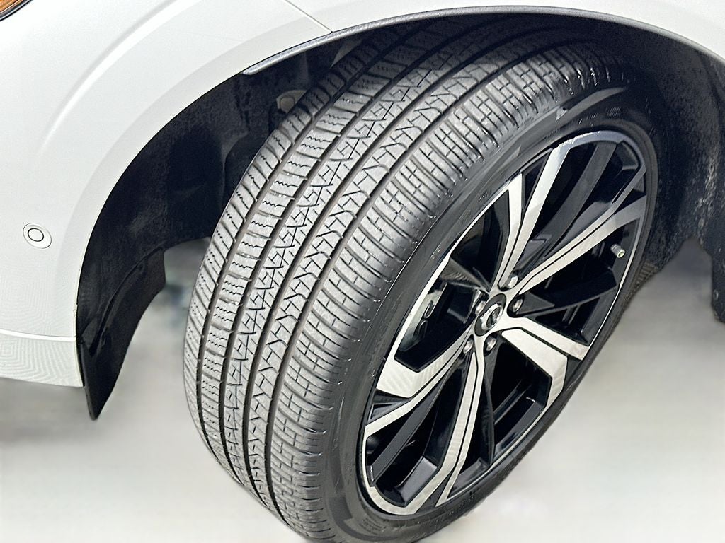 2024 Volvo XC60 B5 Ultimate Dark Theme