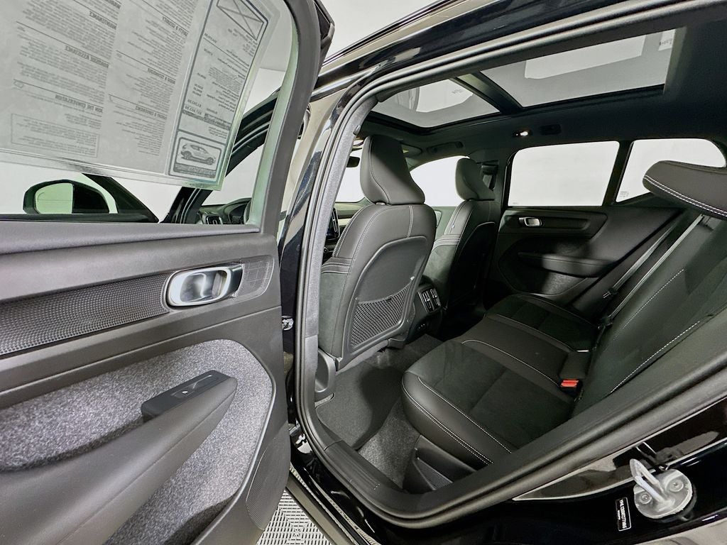 2026 Volvo XC40 B5 Ultra Black Edition
