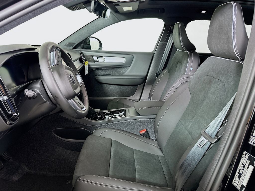 2026 Volvo XC40 B5 Ultra Black Edition