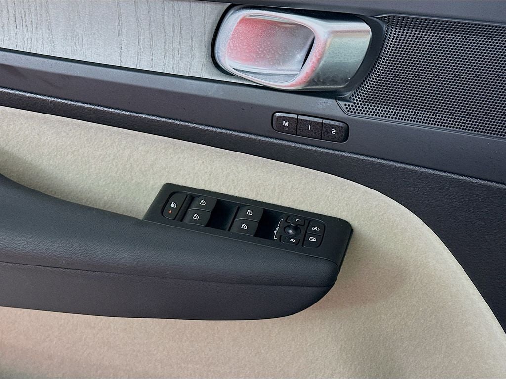2024 Volvo XC40 B5 Plus Bright Theme