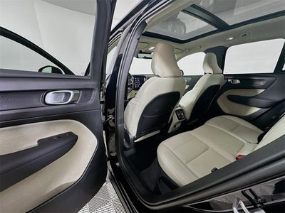 2025 Volvo XC40 Ultra Bright Theme