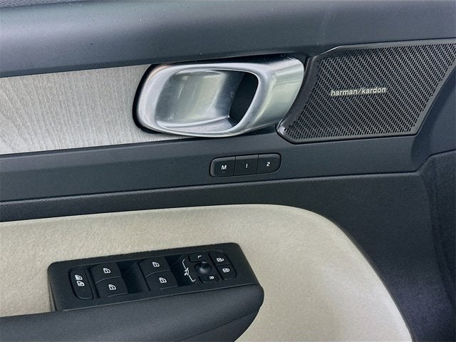 2025 Volvo XC40 Ultra Bright Theme