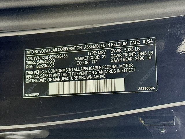 2025 Volvo XC40 Ultra Bright Theme