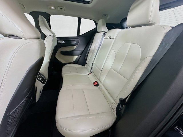 2025 Volvo XC40 Ultra Bright Theme