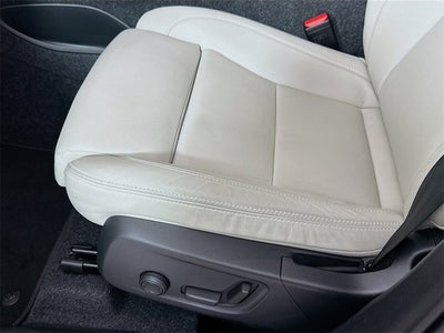 2025 Volvo XC40 Ultra Bright Theme