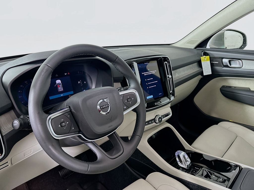 2025 Volvo XC40 B5 Ultra Bright Theme