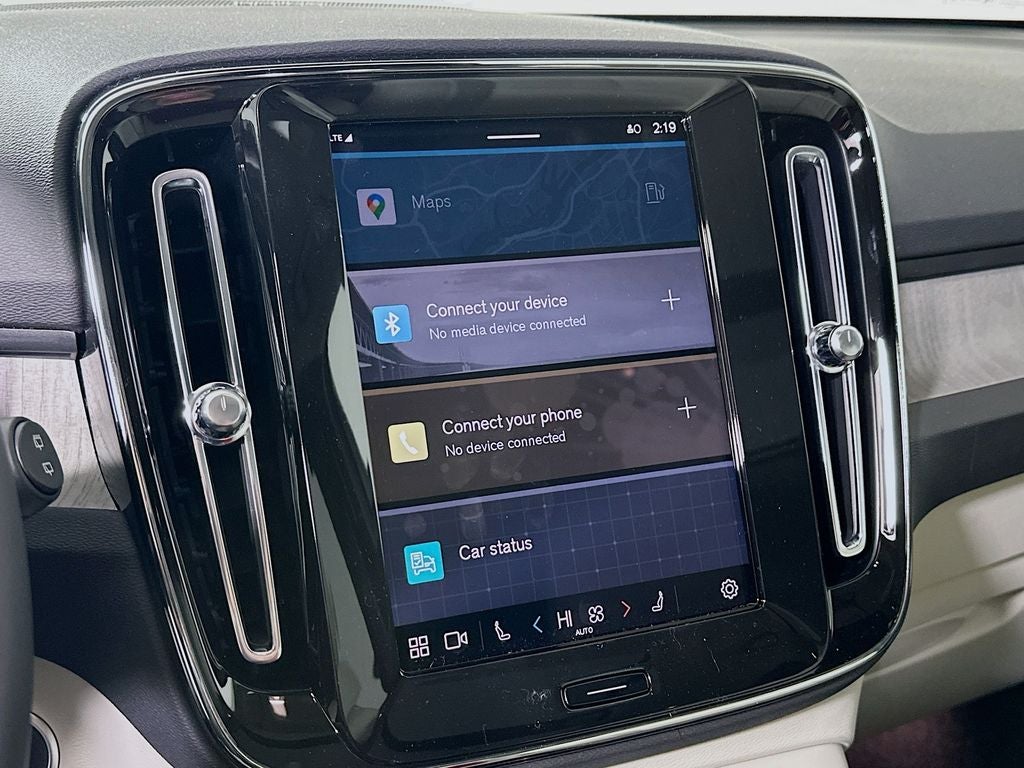 2025 Volvo XC40 B5 Ultra Bright Theme