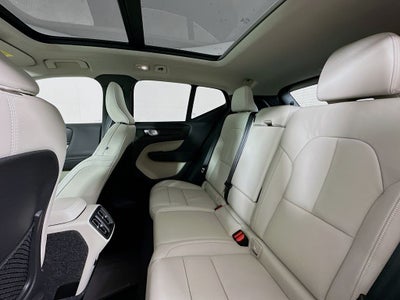 2025 Volvo XC40 B5 Ultra Bright Theme