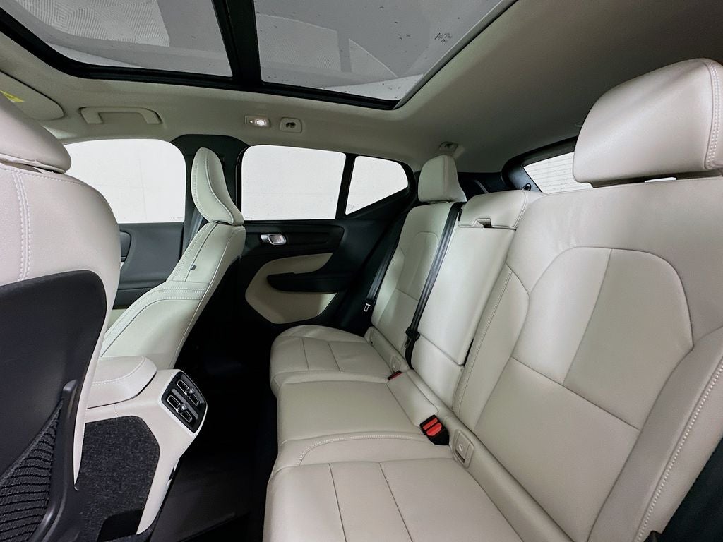 2025 Volvo XC40 B5 Ultra Bright Theme