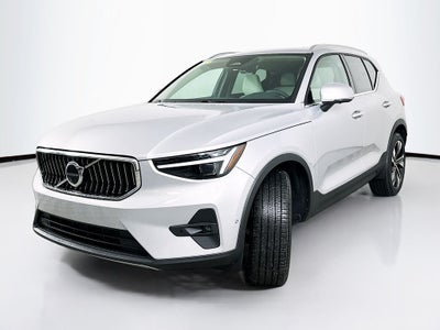 2025 Volvo XC40 B5 Ultra Bright Theme