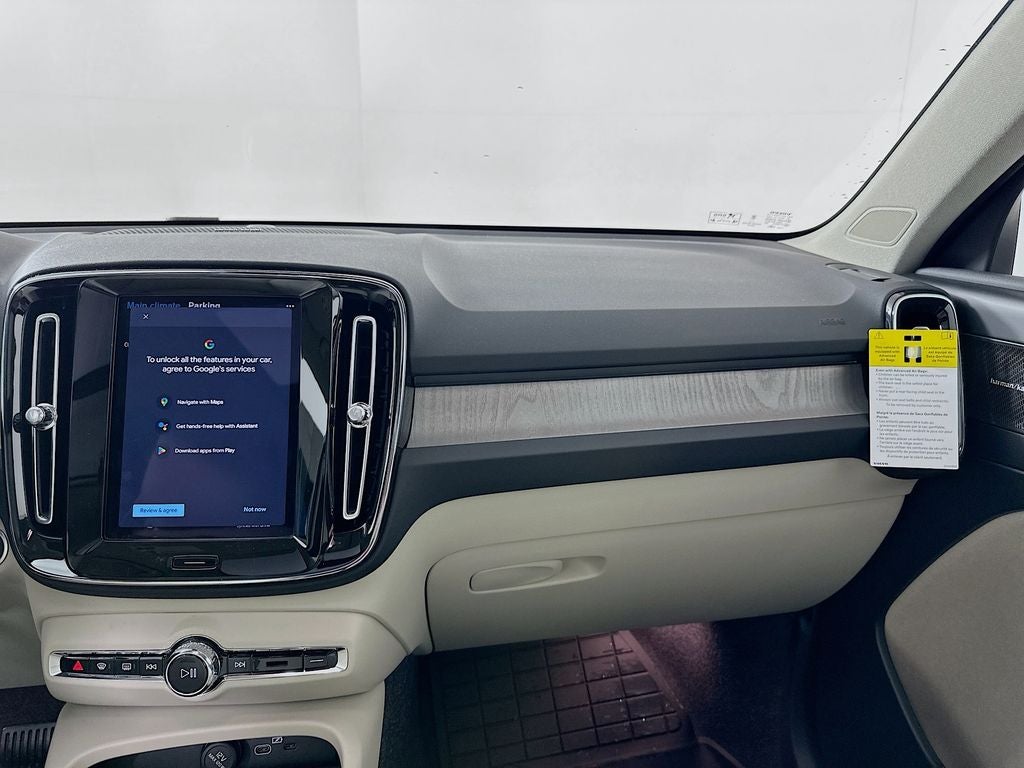 2025 Volvo XC40 B5 Ultra Bright Theme