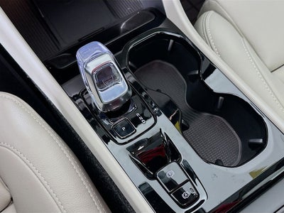 2025 Volvo XC40 B5 Ultra Bright Theme