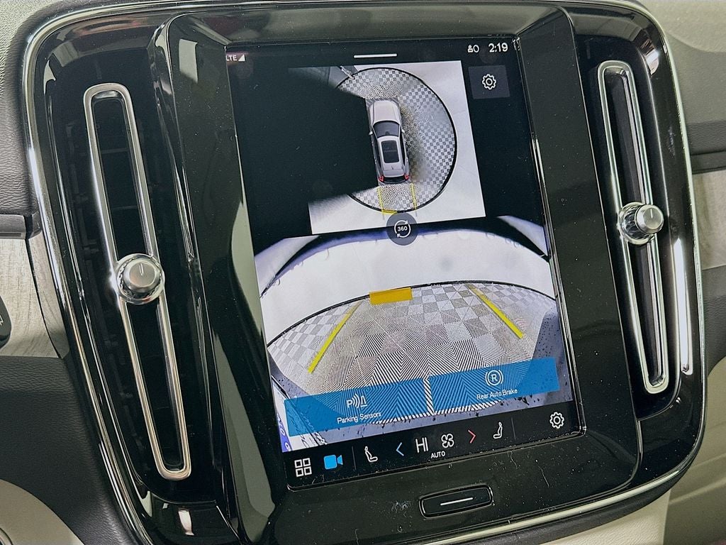 2025 Volvo XC40 B5 Ultra Bright Theme