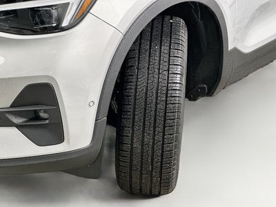 2025 Volvo XC40 B5 Ultra Bright Theme