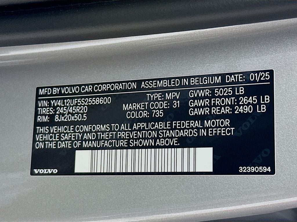 2025 Volvo XC40 B5 Ultra Bright Theme