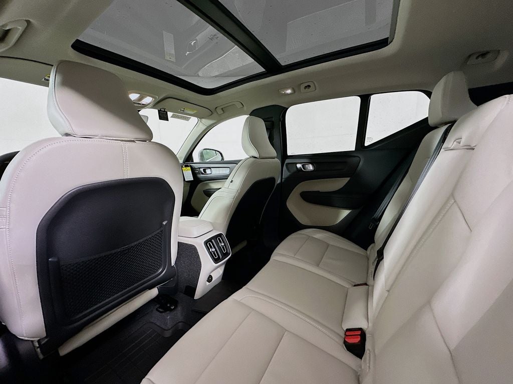 2025 Volvo XC40 B5 Ultra Bright Theme