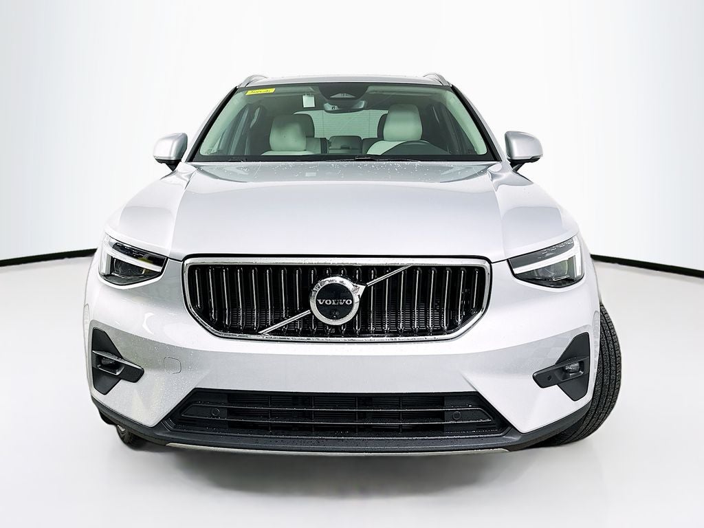 2025 Volvo XC40 B5 Ultra Bright Theme