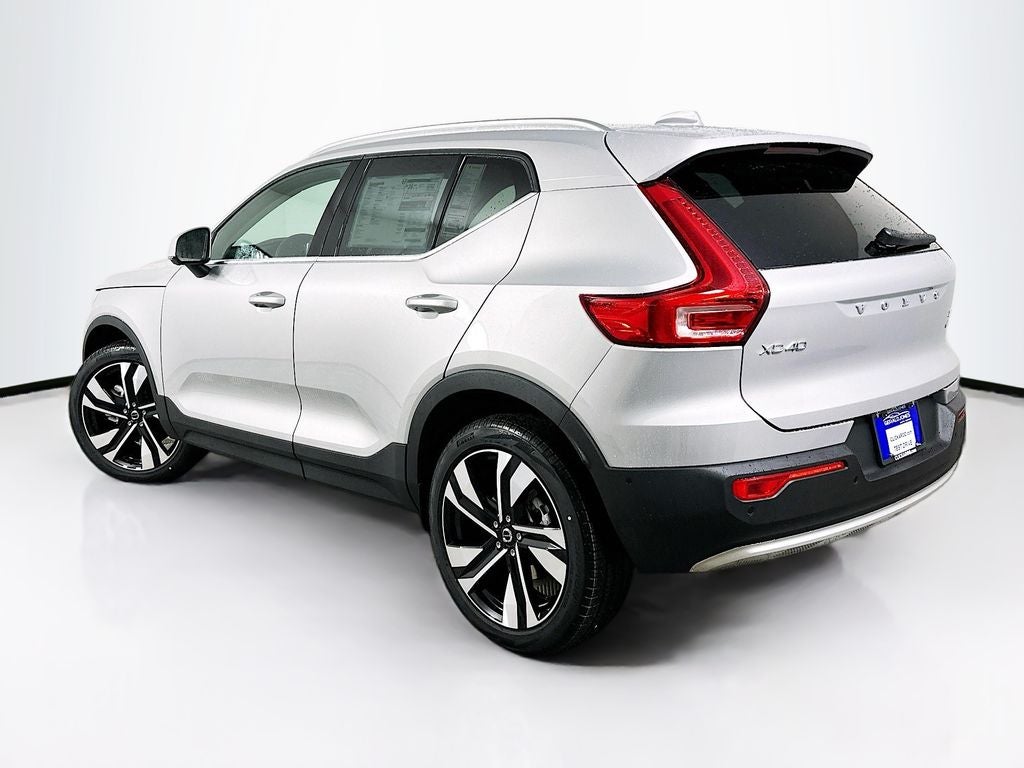 2025 Volvo XC40 B5 Ultra Bright Theme