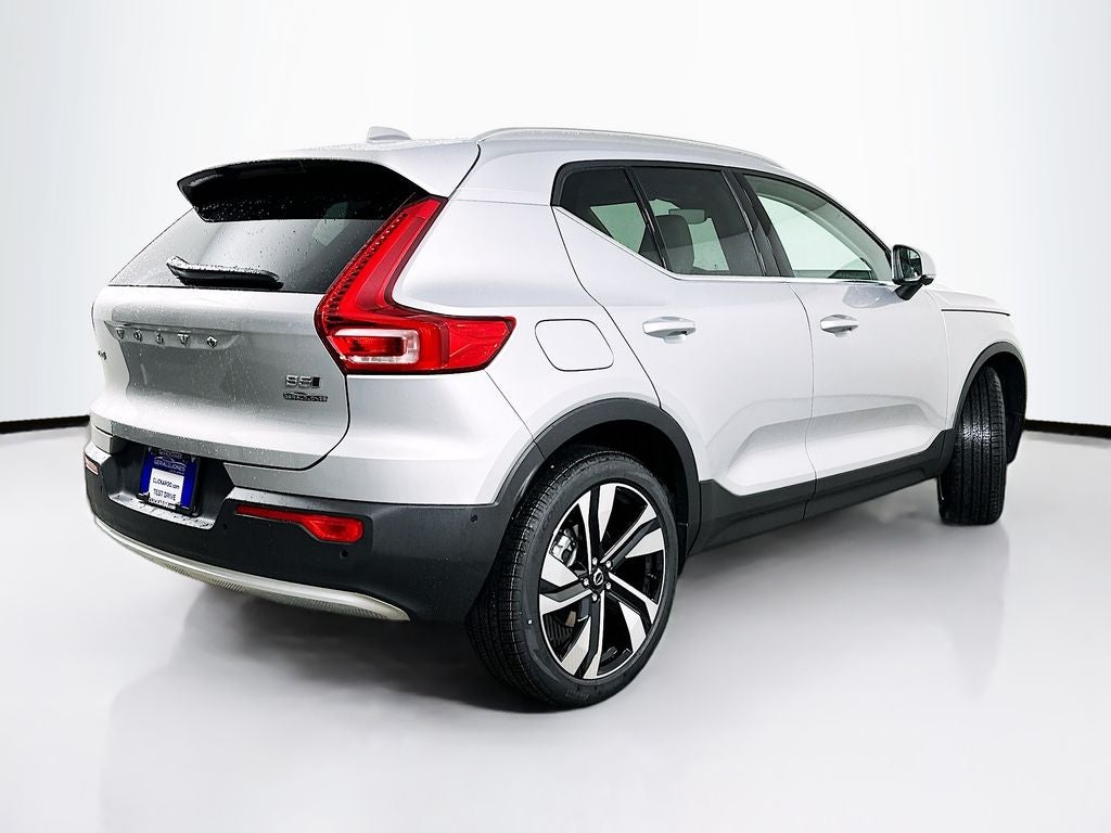 2025 Volvo XC40 B5 Ultra Bright Theme