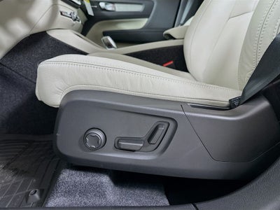 2025 Volvo XC40 B5 Ultra Bright Theme