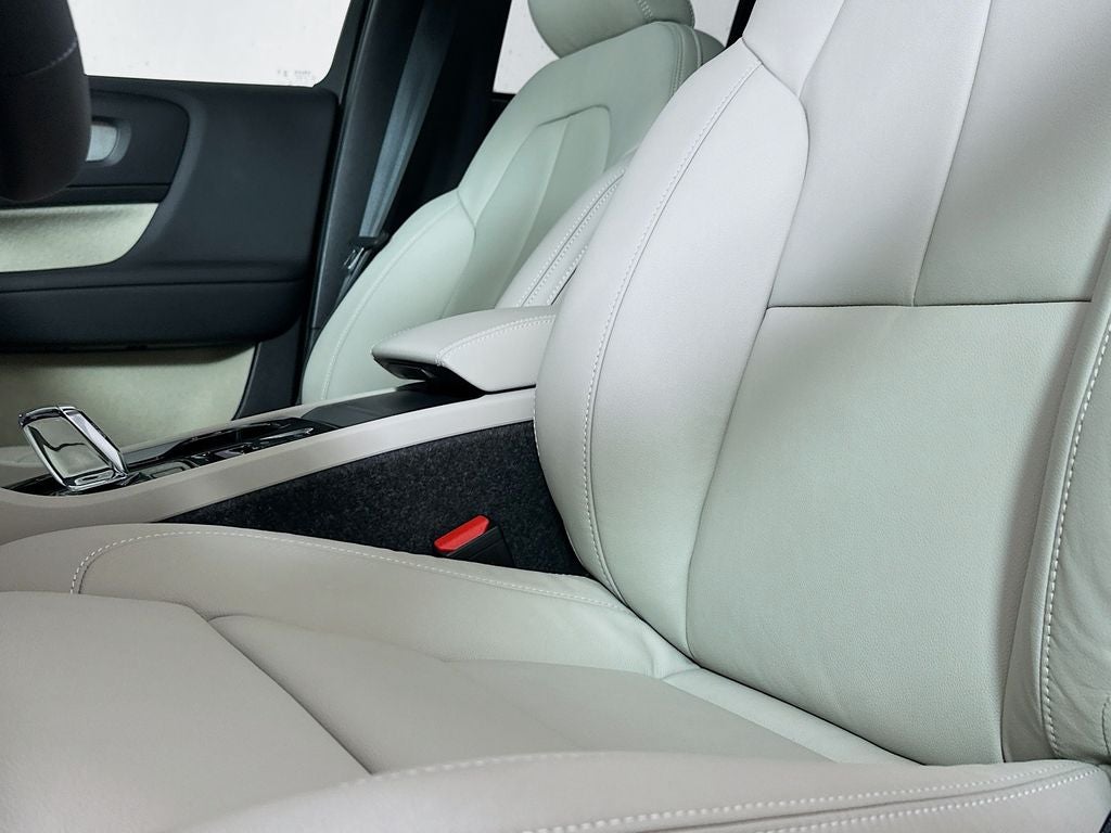 2025 Volvo XC40 B5 Ultra Bright Theme